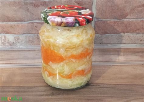 Képek különböző aprított zöldségekről: káposzta, sárgarépa, hagyma