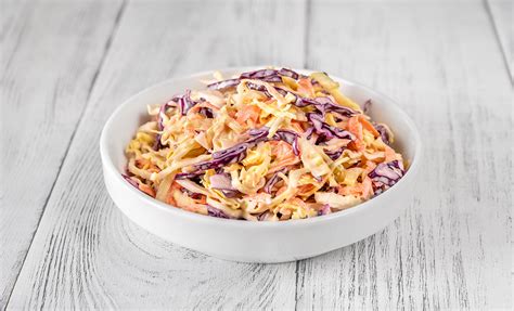 KFC étterem emblémája és coleslaw saláta