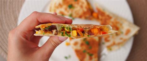 Zöldséges quesadilla kínáló tálon