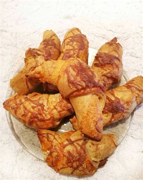 Pizzás croissant tálon