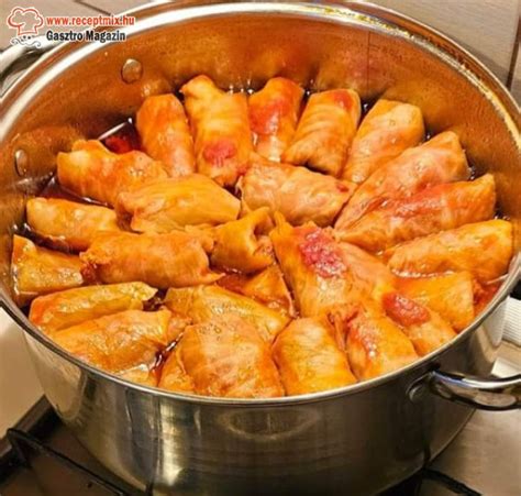 Töltött káposzta fazékban főzés közben