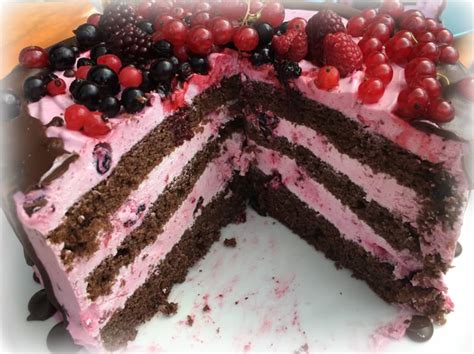erdei gyümölcsös torta szelete