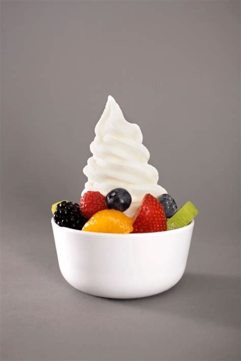 Tálalt Frozen Yogurt friss gyümölcsökkel