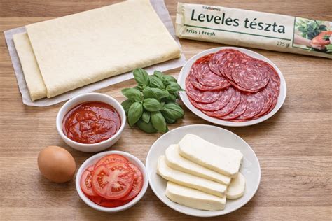 Tészta és feltétekkel megrakott pizza szelet