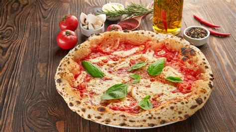 Friss alapanyagok egy pizzaszószhoz: paradicsom, fokhagyma, bazsalikom