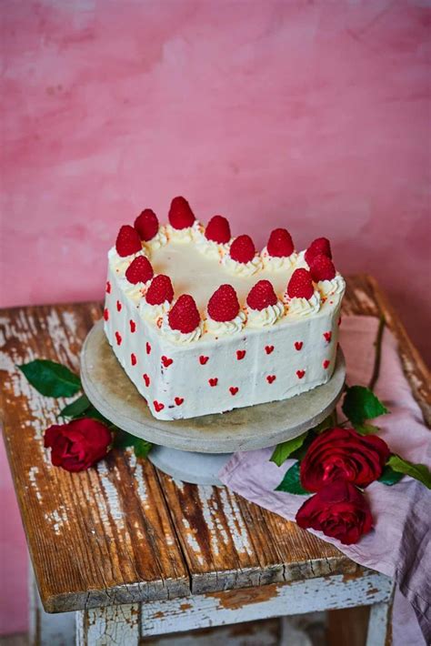 Rétegezett szív torta eperrel