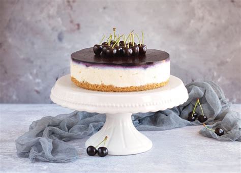 Szeletelt krémsajtos cseresznyés torta