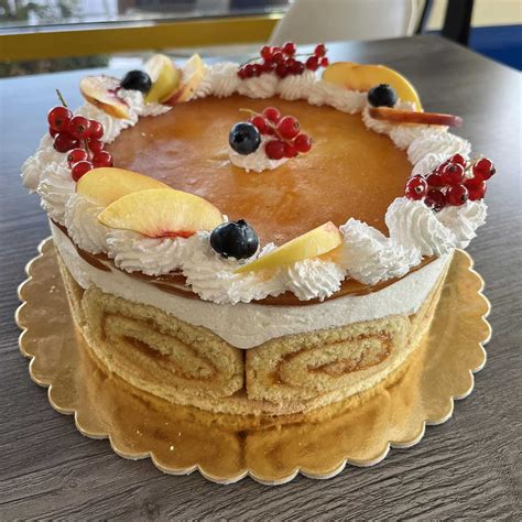 Egyedi, modern stílusú torták és hagyományos sütemények együttes kínálata