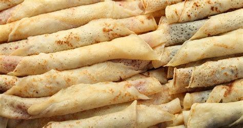különböző sós palacsinták zöldségekkel és feltétekkel