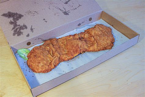 Bíró Lajos a konyhában, rántott húst készít