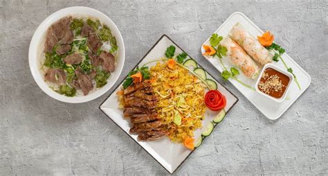 A Viet Pho Bisztró belső tere, ahol a vendégek étkeznek