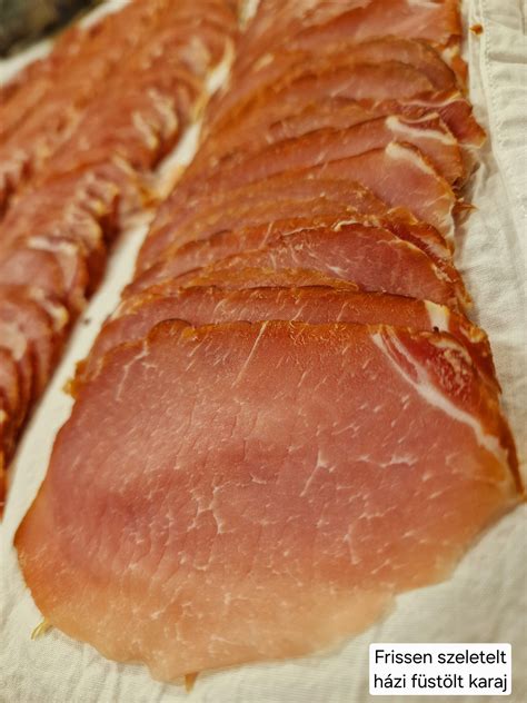 Frissen szeletelt házi sonka egy szendvicsben