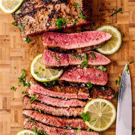 steak pihentetése vágódeszkán