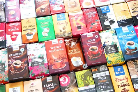 Különböző csokoládék és kakaópor