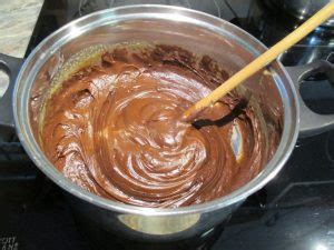 Olvasztott csokoládé és tejszín keverése