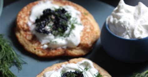 Burgonyalapcsánkák halmozva, tejföllel és friss fűszerekkel