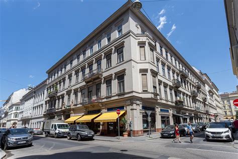 A Nádor utca hangulatos budapesti utcaképe, háttérben a történelmi épületekkel