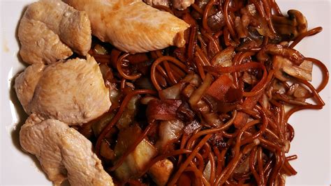 wokban pirított tészta és kacsamell