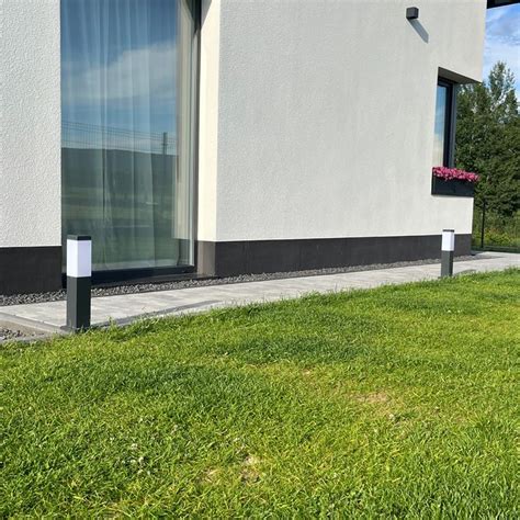 modern, kültéri zászlórudak cégközpont előtt