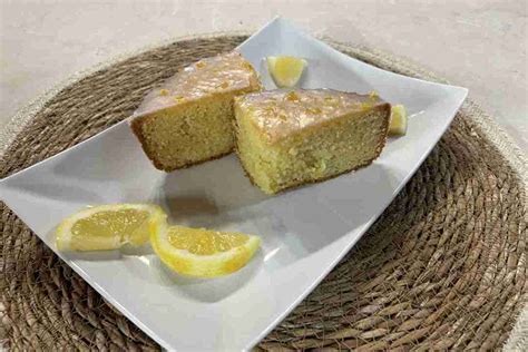 frissen sült, aranysárga piskóta tortaformában