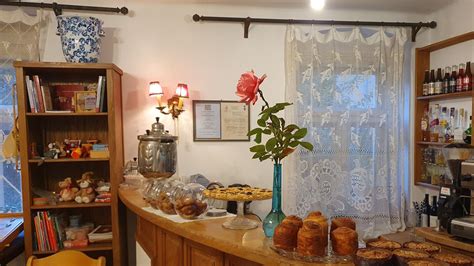 A DeDi’s Kitchen hangulatos belső tere és a frissen tálalt házias ételek bemutatása