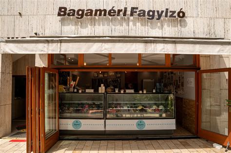A Bagaméri Fagylaltozó bejárata Balatonfüreden