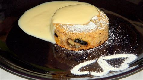 Kölesfelfújt dióval és aszalt szilvával tálalva