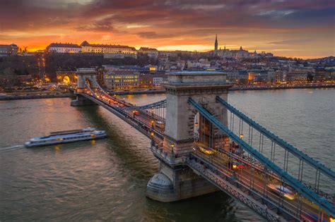 Budapesti Duna-part látképe éjszaka
