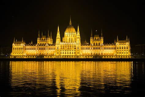Budapesti Parlament kivilágítva a Dunáról nézve