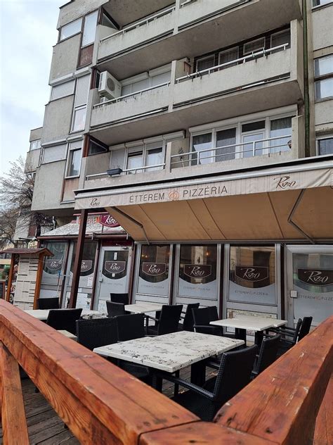 A Rizzo Pizzeria étterem bejárata Esztergomban