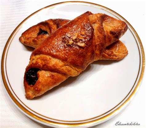 Csokis croissant tányéron