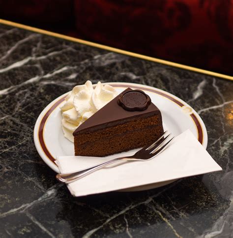 Sacher torta tálalása tejszínhabbal