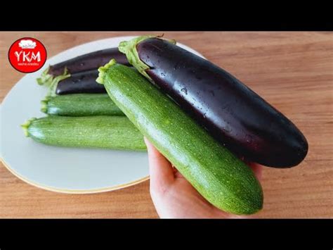 friss padlizsán és cukkini kosárban a konyhaasztalon