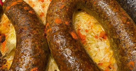 Gőzölgő savanyú káposztás hurka egy tányéron