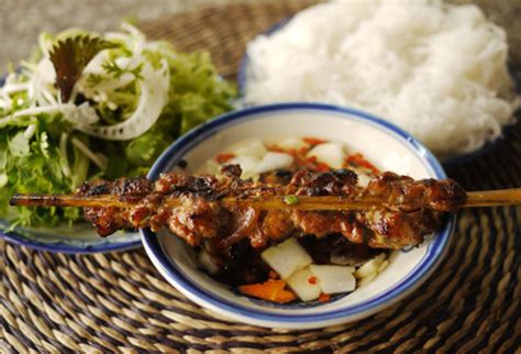 Bún chả: grillezett sertéshús rizstésztával