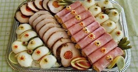 Ünnepi hidegtál bőséges kínálattal