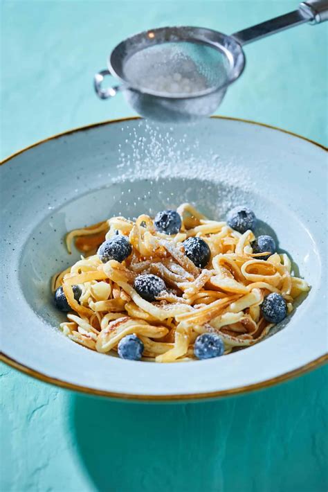 Tálalt palacsinta spagetti juharsziruppal és áfonyával
