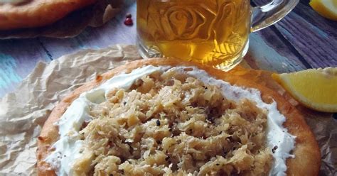 Káposztás lángos tányéron, frissen elkészítve