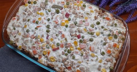 rakott rizses hús friss zöldségekkel rétegezve a sütőtálban