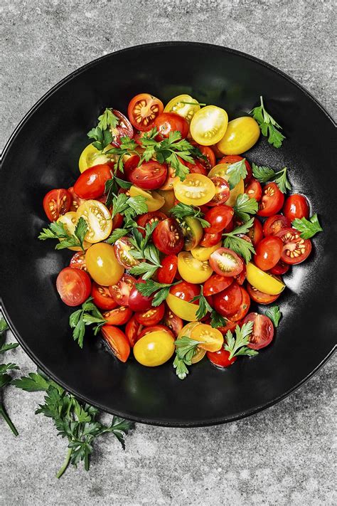 különböző zöldségek elrendezve egy tányéron