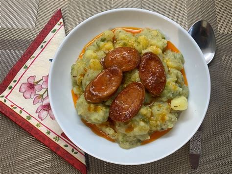 különböző főzelékek tálalva