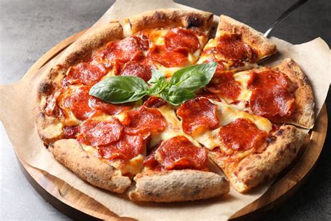 Kész szalámis pizza