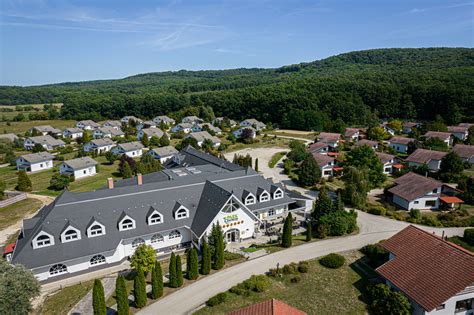 A Várgesztesi Villapark látképe, háttérben a Vértes hegység