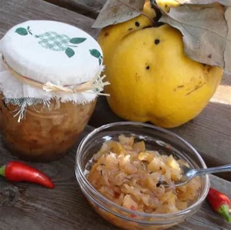 Birsalma chutney tálalva