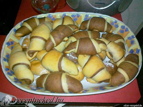 kakaós kifli tészta dagasztás közben