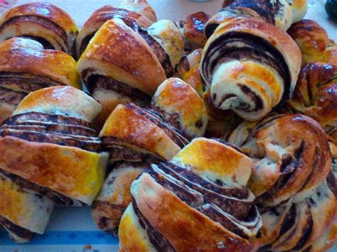 kakaós kifli szeletelése és feltekerése