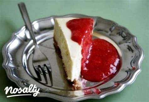 Egy szelet New York-i sajttorta eperöntettel