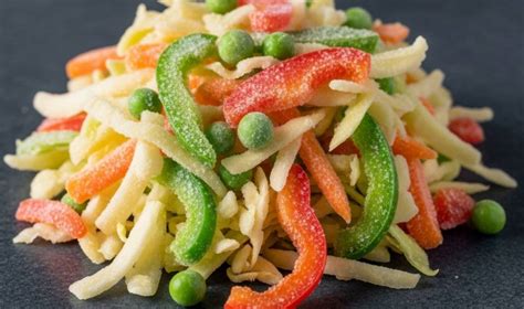 finomra aprított zöldségek coleslaw-hoz