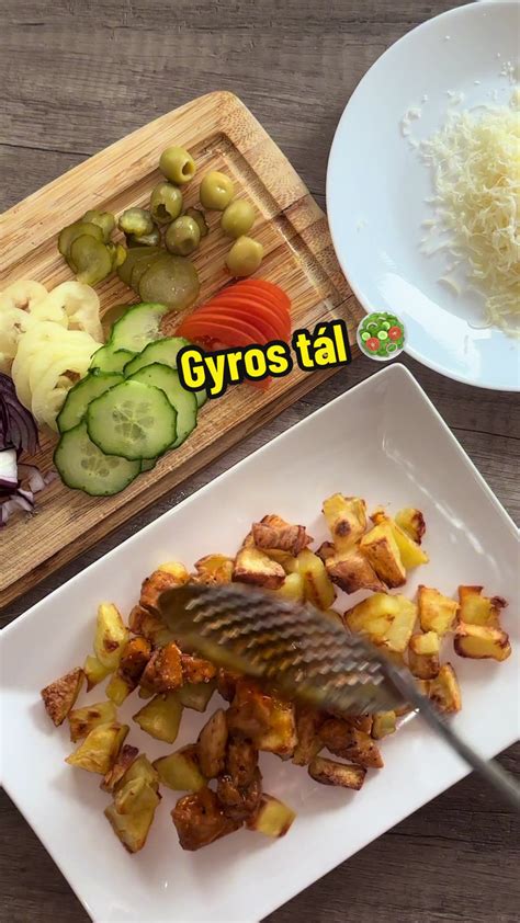 Kockára vágott burgonya és paprika a nyúlgerinc körül