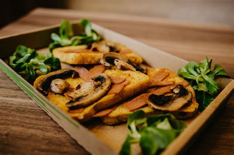 Vegán szendvicsek válogatása hummusszal és zöldségekkel